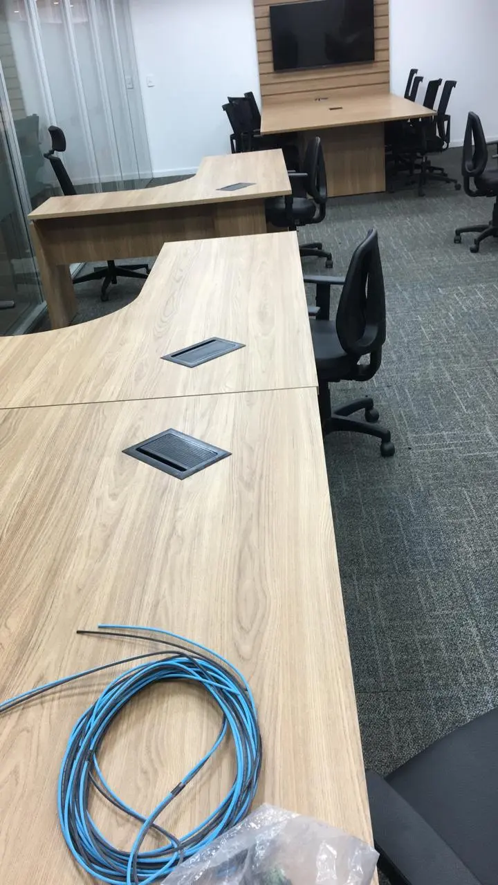 Instalacao Comercial Durante Mesas Tomadas Cabeamento