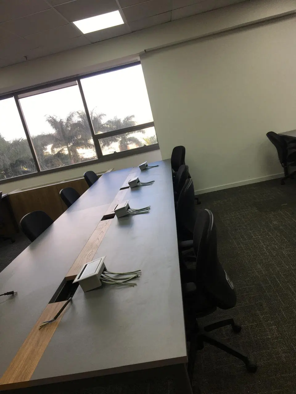 Instalacao Comercial Durante Tomadas Mesa Reuniao