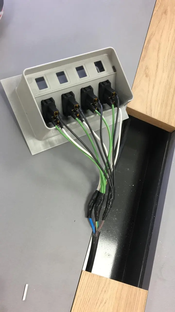 Instalacao Comercial Durante Tomadas Multimodulo