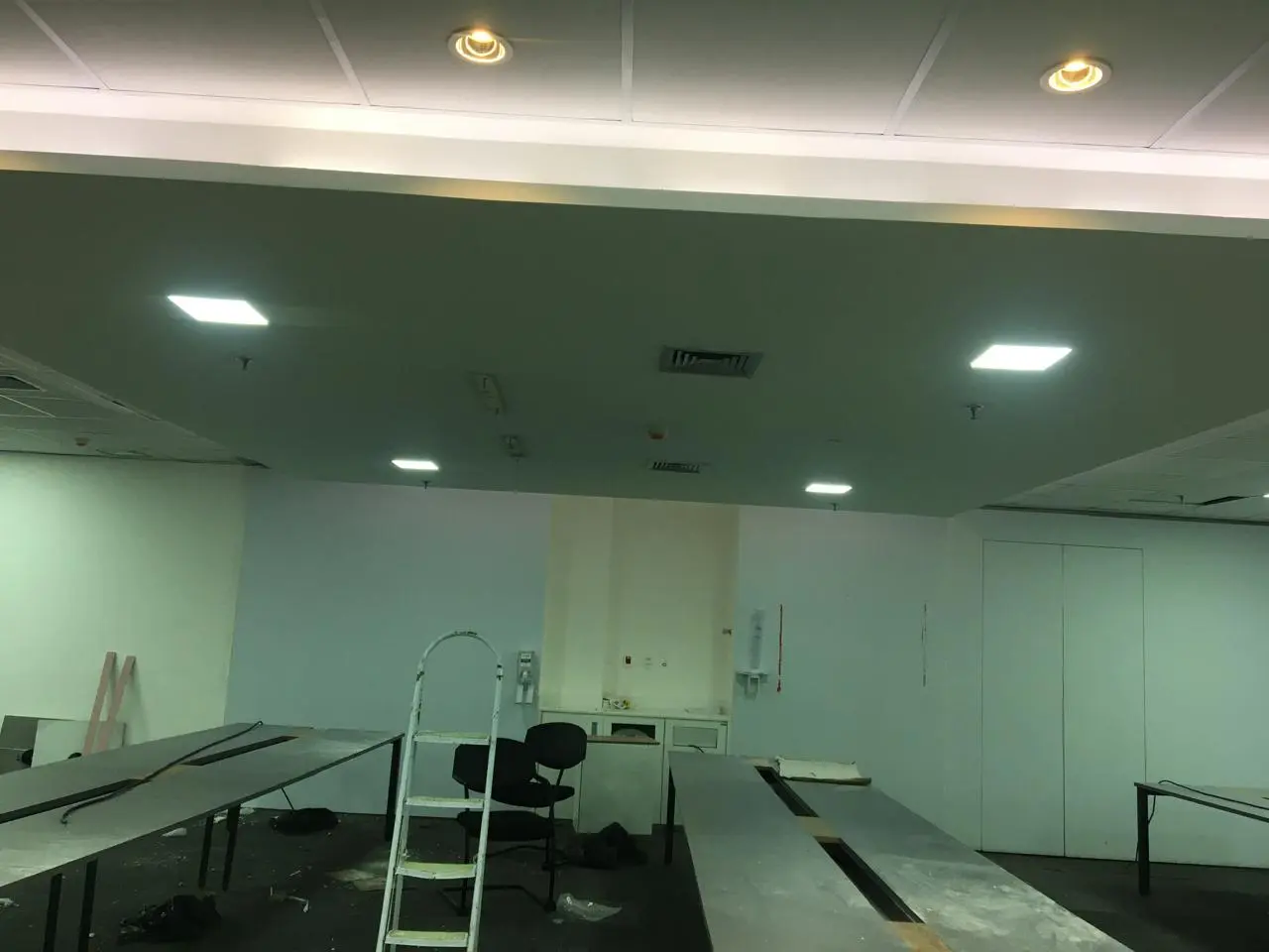 Painel Led Teto Comercial Durante Instalacao