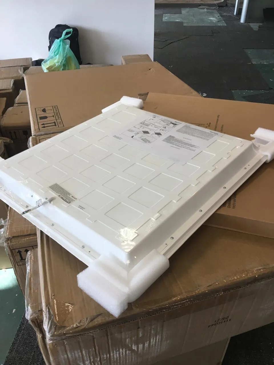 Instalação de painel LED no teto — antes do serviço