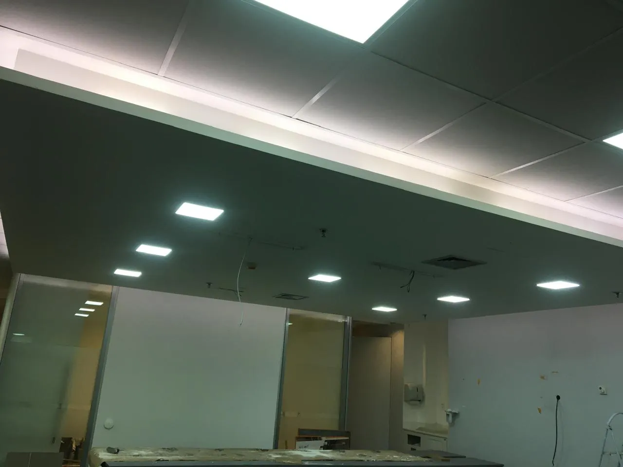 Instalação de painel LED no teto — depois do serviço