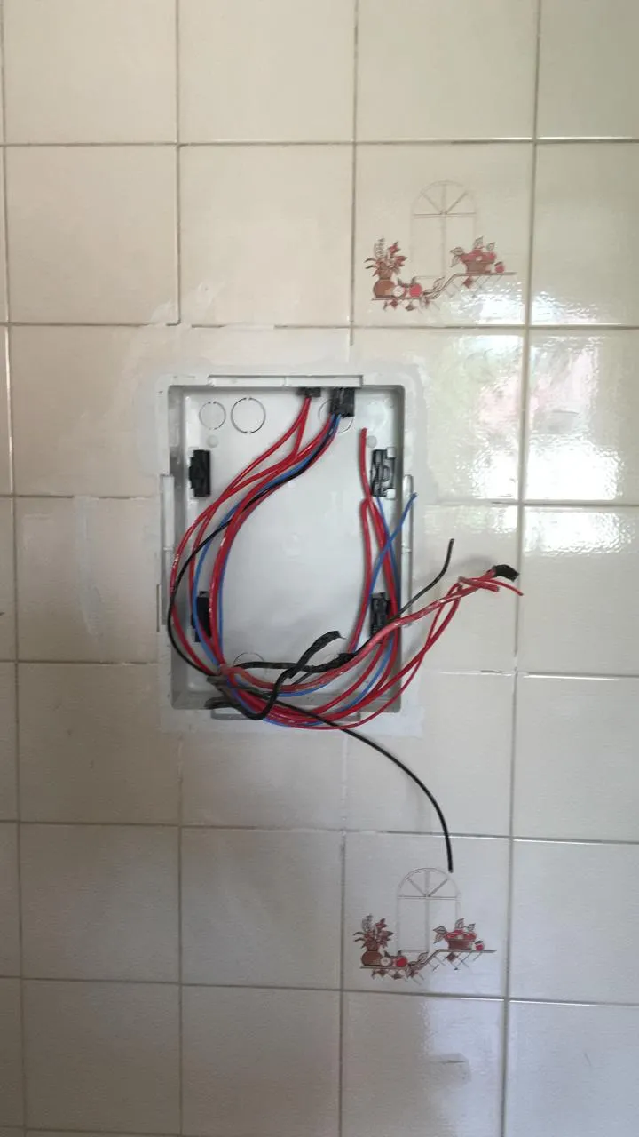 Quadro elétrico residencial — antes do serviço