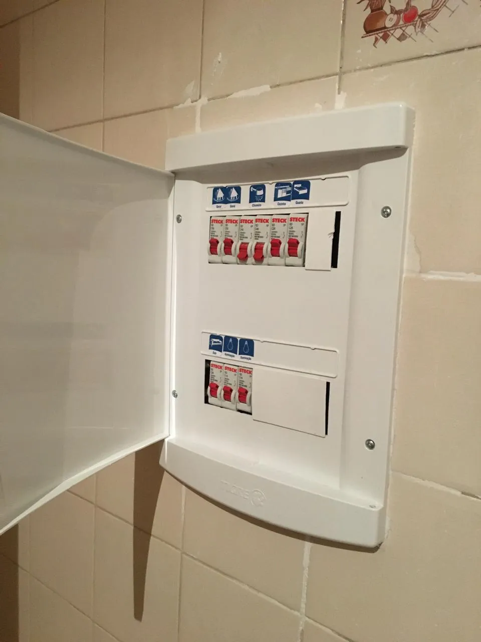 Quadro elétrico residencial — depois do serviço